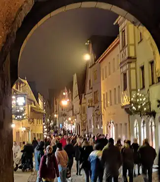 Calle principal de Rothenburg ob der Tauber, por la noche, durante el mercado de navidad.