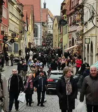 Calle principal de Rothenburg ob der Tauber durante el mercado navideño.